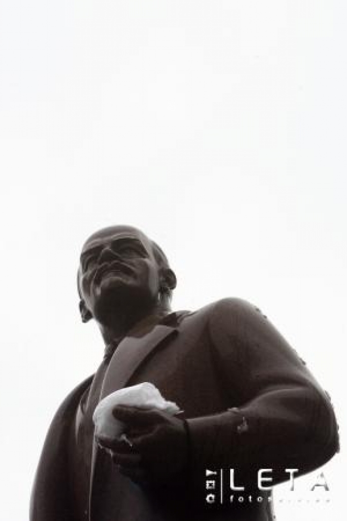12.novembrī Kijevā apsnidzis Ļeņina piemineklis. Revolūcijas vadoņa skulptūru Helsinku centrā vēlas redzēt vairāki Somijas kultūras dzīves cilvēki, piektdien raksta 