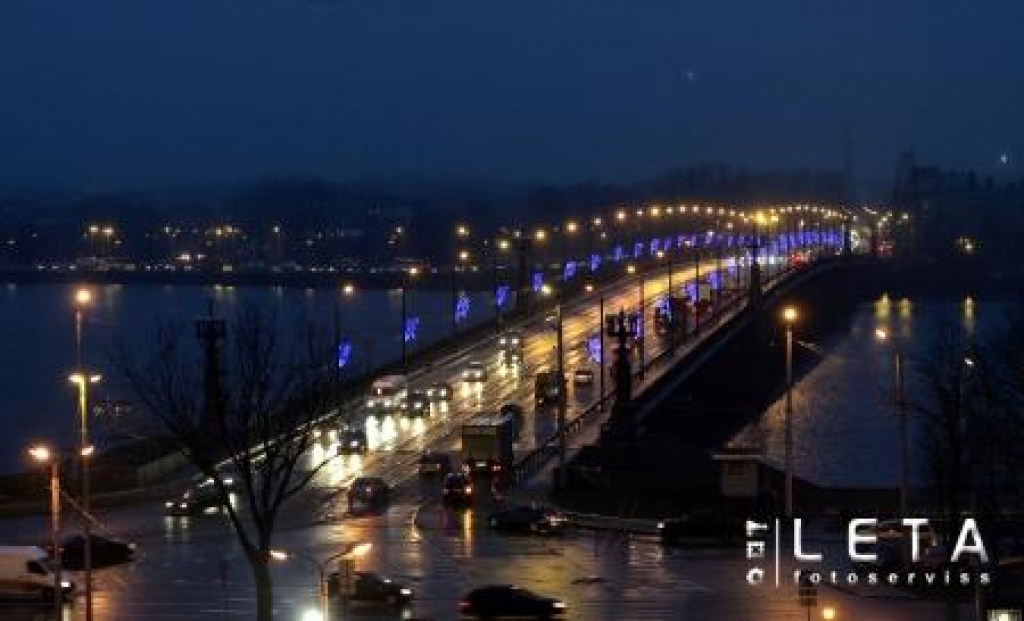 Akmens tilts Ziemassvētku gaismās.
Autors: LETA