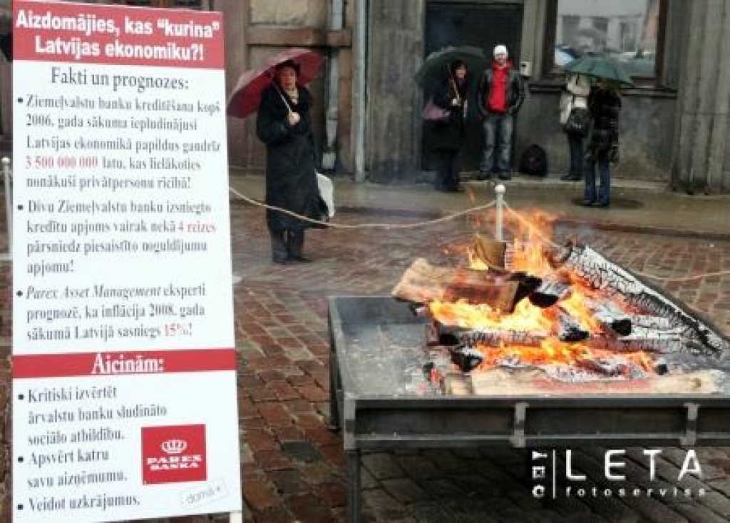 Pie Parex bankas ēkas Smilšu ielā 3 deg simbolisks 