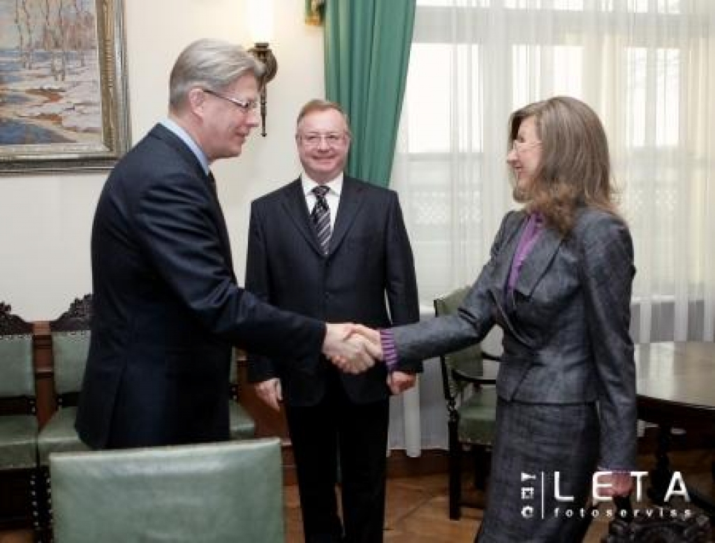 Valsts prezidents Valdis Zatlers (no kreisās) tiekas ar Valsts kontrolieri Ingunu Sudrabu un Krievijas Federācijas Revīzijas palātas priekšsēdētāju Sergeju Stepašinu Rīgas pilī.
Autors: LETA