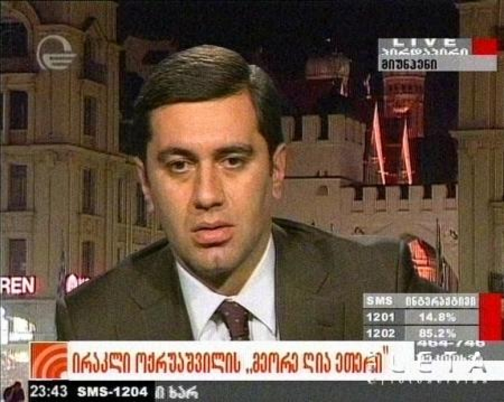 Gruzijas opozīcijai labvēlīgi noskaņotais televīzijas kanāls „Imedi” 5.novembrī tiešraidē no Minhenes pārraida trimdā izraidītā bijušā aizsardzības ministra Iraklija Okruašvili uzrunu, kas uz liela ekrāna tika projicēta Tbilisi centrā notiekošās protesta demonstrācijas norises vietā - laukumā pie parlamenta.
Autors: IMEDI/LETA