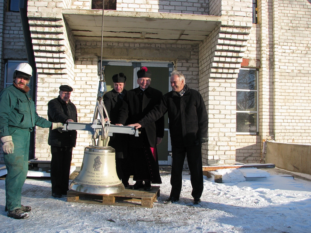 Mirklis pirms zvana pacelšanas. No labās Iecavas novada Domes priekšsēdētājs Jānis Pelsis, Bauskas katoļu draudzes dekāns Jānis Zviedrāns un priesteris Romualds Baļčūns.
Autors: Juris Iļņickis