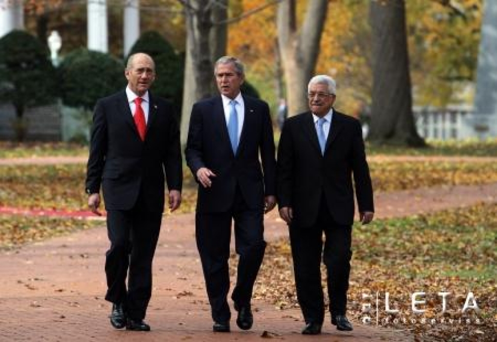 Izraēlas premjerministrs Ehuds Olmerts (no kreisās), ASV prezidents Džordžs Bušs un palestīniešu prezidents Mahmuds Abass ierodas uz Vašingtonas organizēto Tuvo Austrumu miera konferenci Anapolisā.
Autors: AFP/LETA