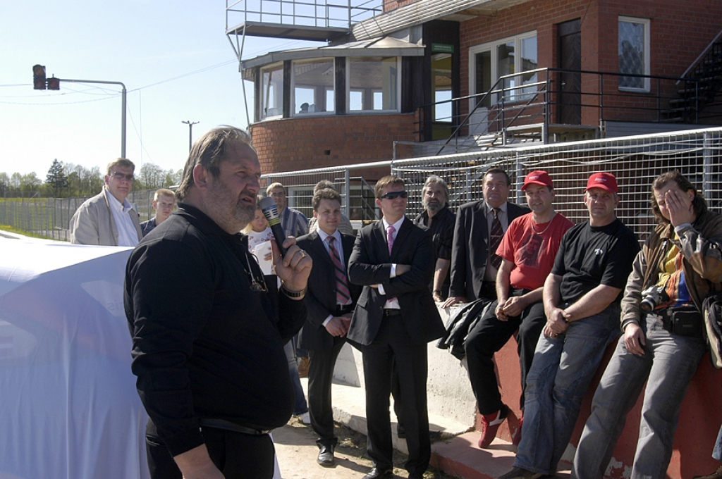 Sporta kompleksa īpašnieks Edgars Maišelis autosacīkšu sezonas atklāšanas pasākumā.
Autors: No arhīva.