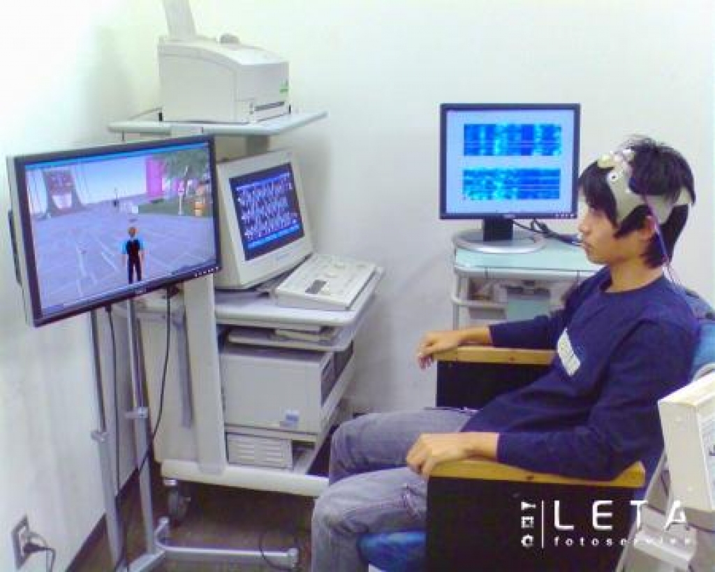 Fotogrāfijā redzamā Japānas Keio universitātes zinātnieka Džuniči Usibas izgudrotās sistēma, ko izmēģina kāds students, ļauj lietot datoru ar domu spēku. Pie cilvēka galvas pievienoti eloktrodi spēj uztvert elektriskās strāvas izmaiņas, kas ir saistītas ar smadzeņu aktivitāti. Dators šo informāciju spēj saprast, ļaujot lietotājam virzīt savu 