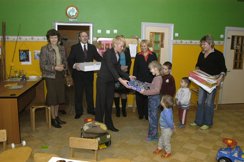 Bērnunama «Annele» audzēkņi priecīgi saņem  AAS «Balta» Bauskas filiāles vadītājas Ligitas Asares (no kreisās) un kolēģu sarūpētās dāvanas.
Autors: Ivars Bogdanovs