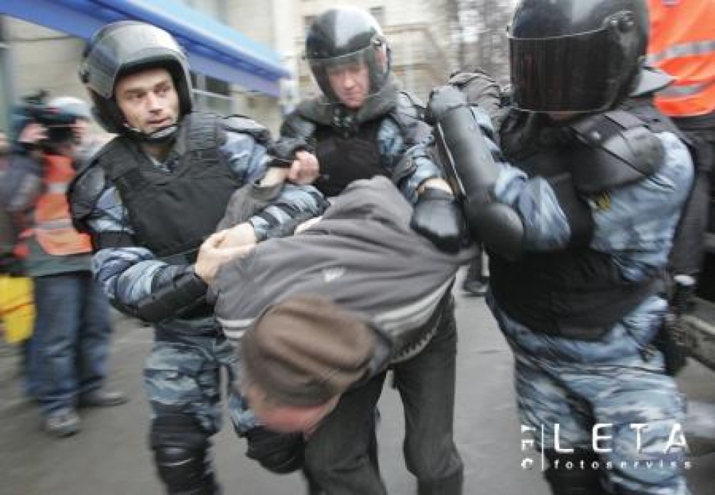 Krievijas milicija Maskavā aiztur opozīcijas aktīvistus, izklīdinot opozīcijas gājienu par 