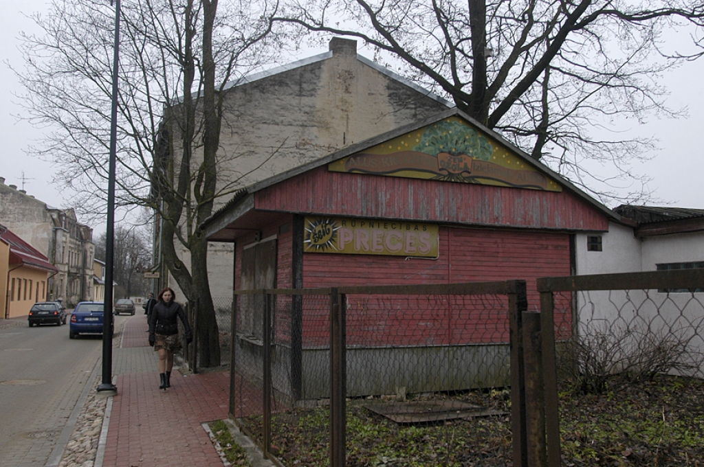 Kiosks «ilgdzīvotājs» Rūpniecības ielā Bauskā varētu kļūt par muzejisku vērtību. Kopš 90. gadu sākuma ir saglabājusies tautiski vilinoša izkārtne, kas neatbilst objekta funkcijai, jo tādas vispār nav.
Autors: Ivars Bogdanovs