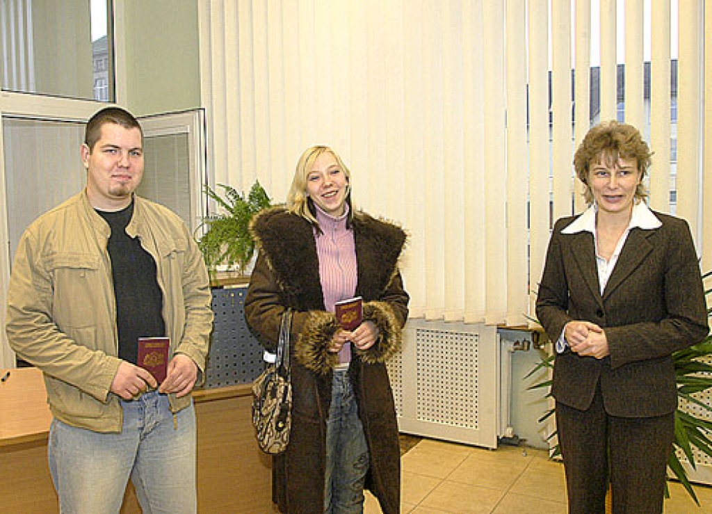 Saulainieši Signija un Raivo Zilberti bija pirmie jauno pasu saņēmēji Bauskas rajonā. Jau 23. novembrī brālis un māsa tika pie jauniem personas dokumentiem. Pases viņiem pasniedza PLMP Bauskas nodaļas vadītāja Ilona Ķepale (no labās).
Autors: Ivars Bogdanovs