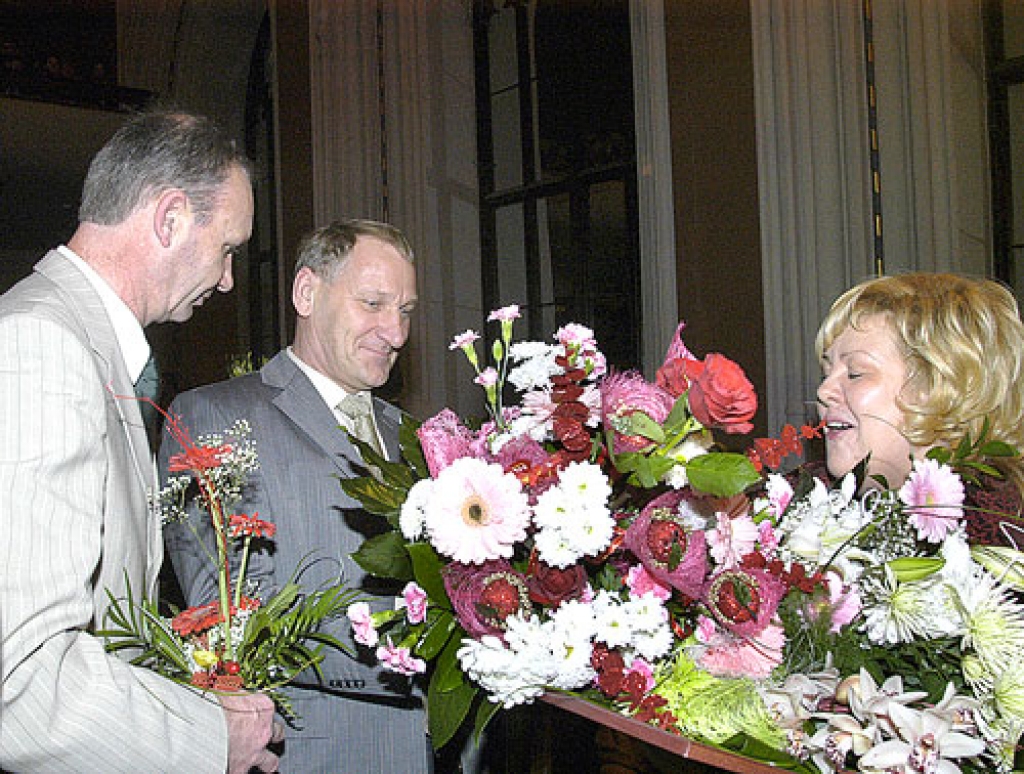 Codes pagasta lauksaimniecības kooperatīvās sabiedrības «Saimnieks V» valdes priekšsēdētājai Mārītei Ķikurei ziedu klēpi papildina Codes pagasta priekšsēdētājs Andris Āboliņš (vidū) un Codes pagasta zemnieks Jānis Litiņš.
Autors: Ivars Bogdanovs