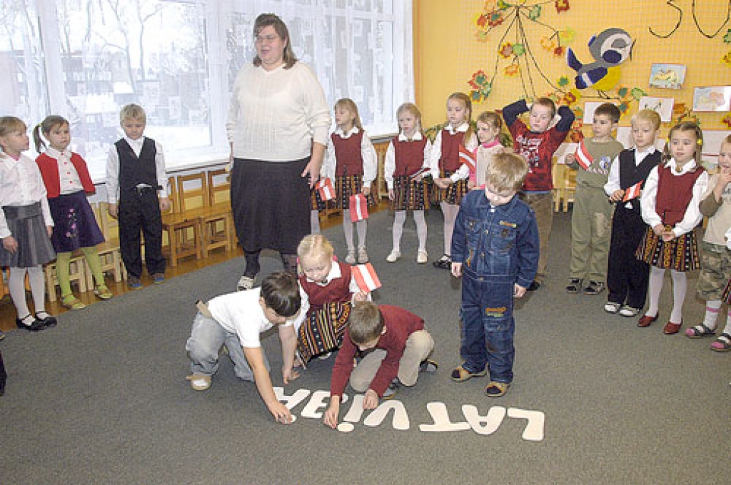 Interesanta sadarbība veidojās, kopīgi liekot burtu puzli, bērni jutās lepni un gandarīti par prasmi pareizi salikt Latvijas attēlu.
Autors: Ivars Bogdanovs