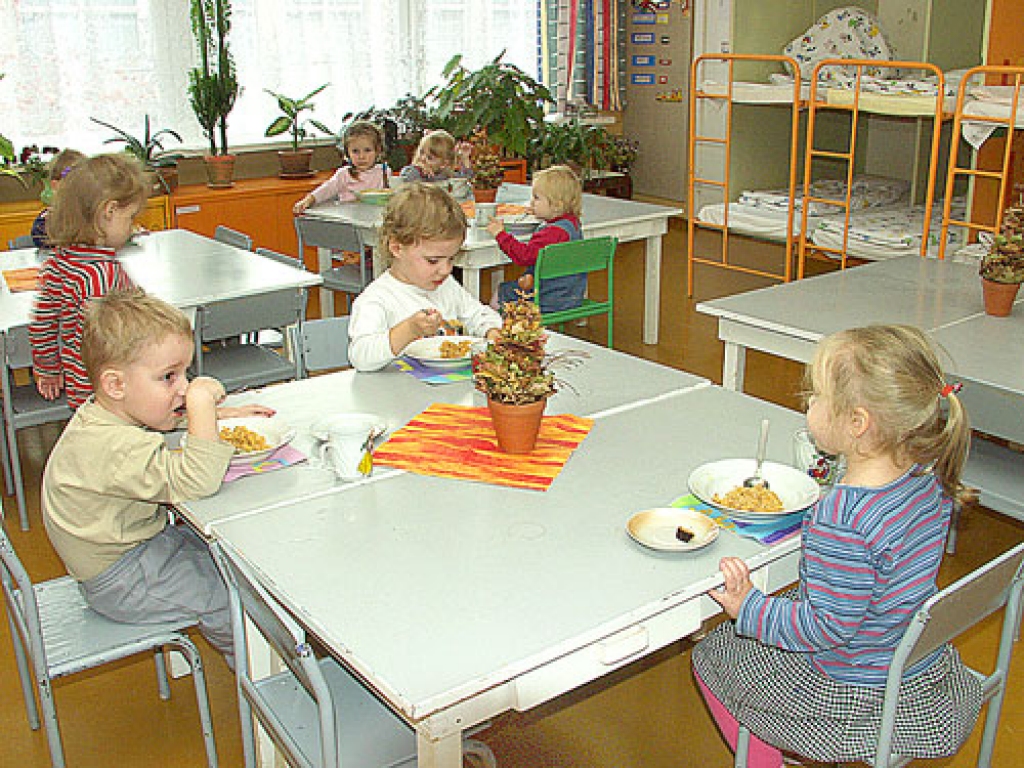 Bērnudārza bērniem ir nodrošināts pilnvērtīgs dienas uzturs. Par to pārliecinājās arī «Bauskas Dzīve», viesojoties pusdienlaikā bērnudārzā «Zīlīte». 
Autors: Ivars Bogdanovs