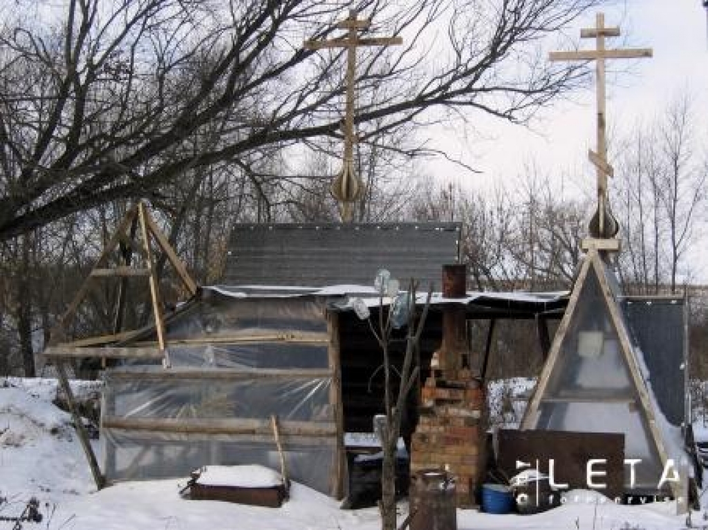 Pastardienas gaidītājus sektas vasaras virtuve Nikoļskas ciematā – redzams 18.novembrī veiktajā fotouzņēmumā. Vismaz 30 sektas dalībnieku jau divas nedēļas iebarikādējušies zemnīcā, kur viņi cer paglābties no pasaules gala iestāšanās 2008.gada maijā.
Autors: AFP/LETA