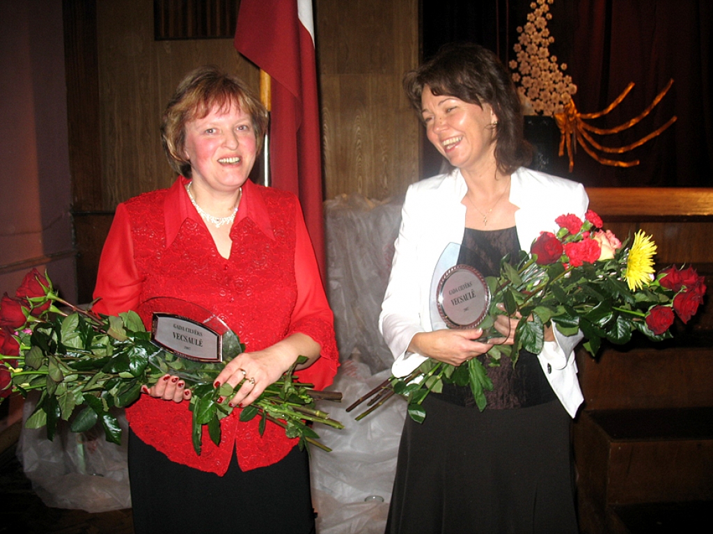 Vecsaules pagasta gada cilvēki 2007 – skolotāja un pieaugušo izglītības speciāliste Daina Jarmalaviča (no kreisās) un ģimenes ārste Inta Lagzdiņa.
Autors: Vilnis Auzāns