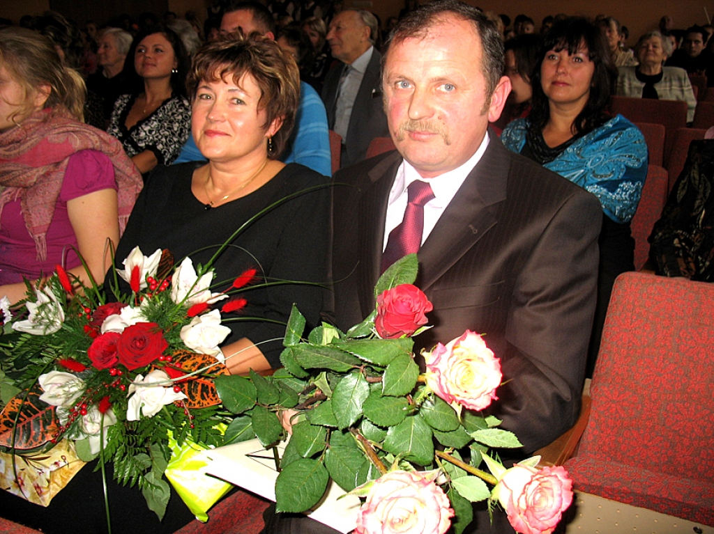 Ar ziediem Pužu ģimene  – Velta un Viktors.
Autors: Vilnis Auzāns