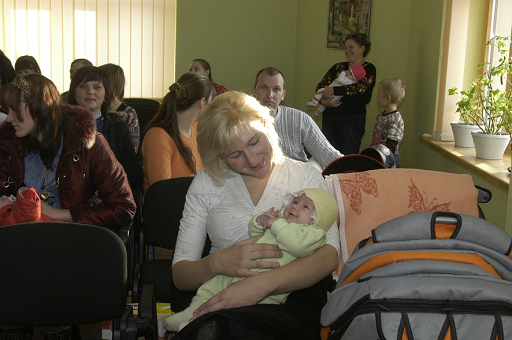 Gan māmiņai Liānai Pintei, gan mazajai Evelīnai prieks gan par pasākumu, gan par jauniegūto rotaļlietu. 
Autors: Ivars Bogdanovs