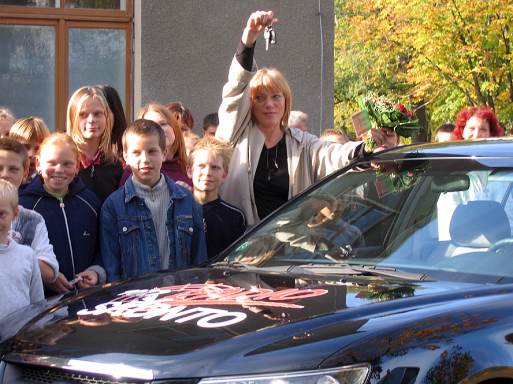 Vecsaules pamatskolas skolotāja Lauma rubene un viņas laimīgais auto no radio «Skonto».
Autors: Ivars Bogdanovs