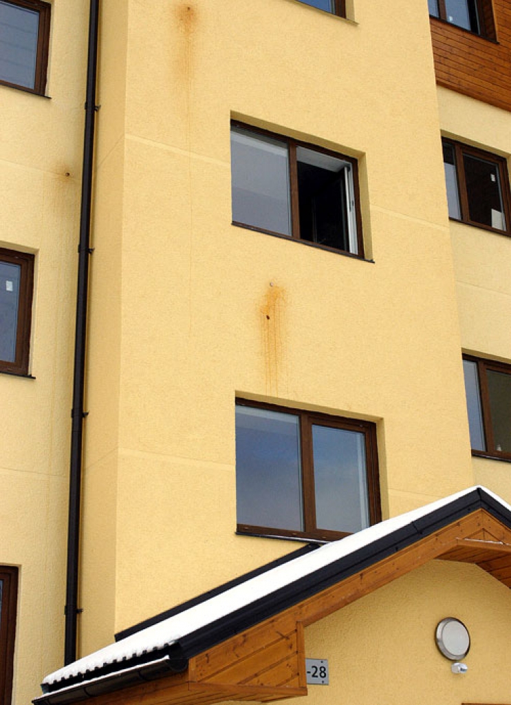 Ēka Mazajā Salātu ielā 4 ekspluatācijā nodota šī gada septembrī. Šīs nedēļas sākumā koši dzeltenā fasāde tika apmētāta ar olām.
Autors: Ivars Bogdanovs