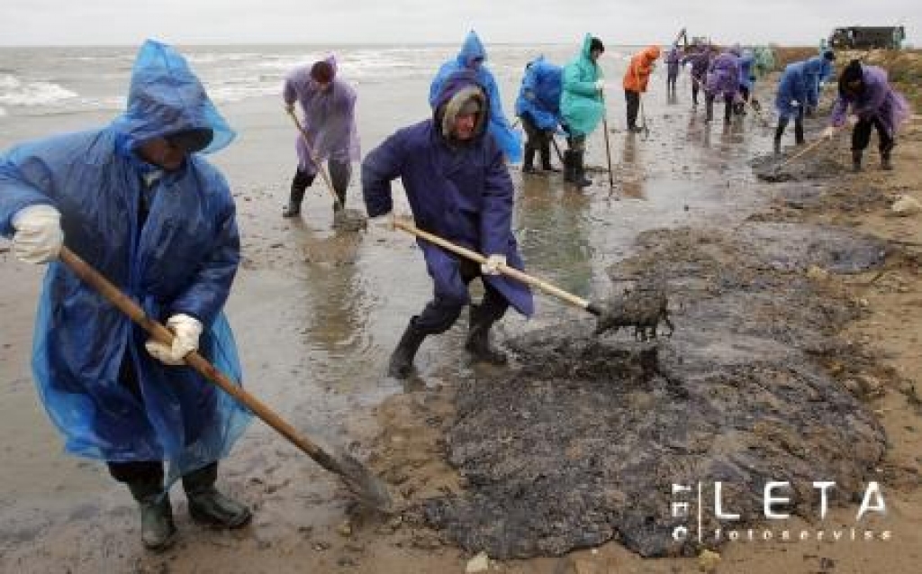 Vietējie iedzīvotāji vāc ar mazutu Melnās jūras krastā pie Kerčas šauruma. Krievijas otrdien uz reģionu nosūtīja vairākus simtus karavīru, lai savāktu vairāku kuģu avāriju radīto piesārņojumu Melnajā un Azovas jūrā un tās savienojošo Kerčas šaurumu.
Autors: AFP/LETA