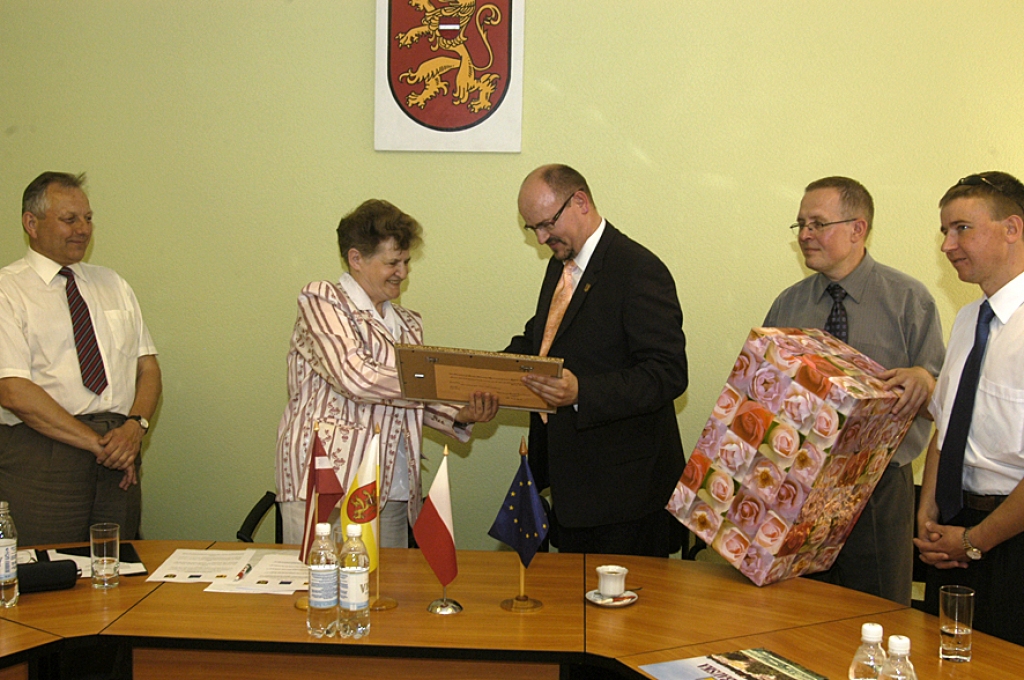 Viesu pirmā vizīte Bauskā bija šāgada jūnijā.  Poļi Bauskā ieradās ar mērķi nodibināt sadarbību un kontaktus, kas veicinātu Bauskas un Ripinas sadraudzību. Attēlā Ripinas mērs Mareks Blažkievičs pasniedz dāvanu Bauskas Domes priekšsēdētājai Ārijai Gailei.
Autors: Ivars Bogdanovs