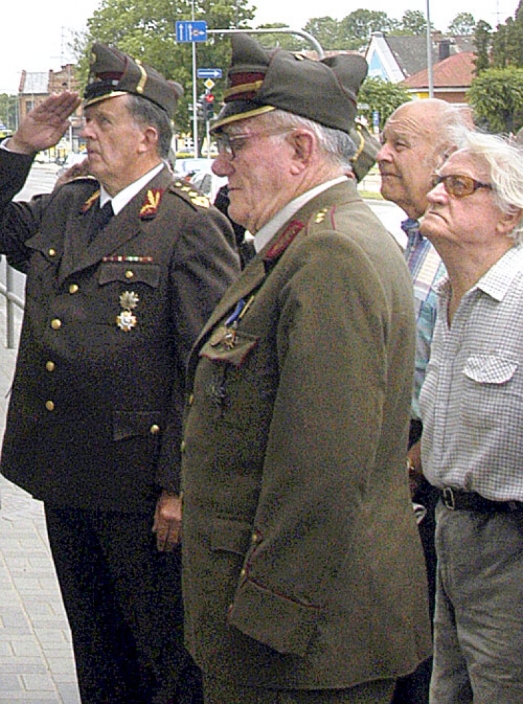 Imants Zeltiņš (centrā) piemiņas atklāšanas pasākumā pie Bauskas tautas nama.
Autors: Ivars Bogdanovs