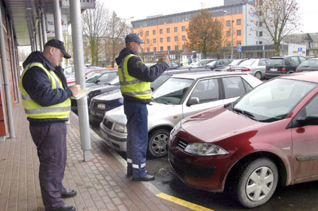 Bauskas rajona Policijas pārvaldes Ceļu policijas inspektori Edgars Savickis un Ēriks Freimanis fiksē pārkāpumus un logos izlīmē soda kvītis. 
Autors: Ivars Bogdanovs