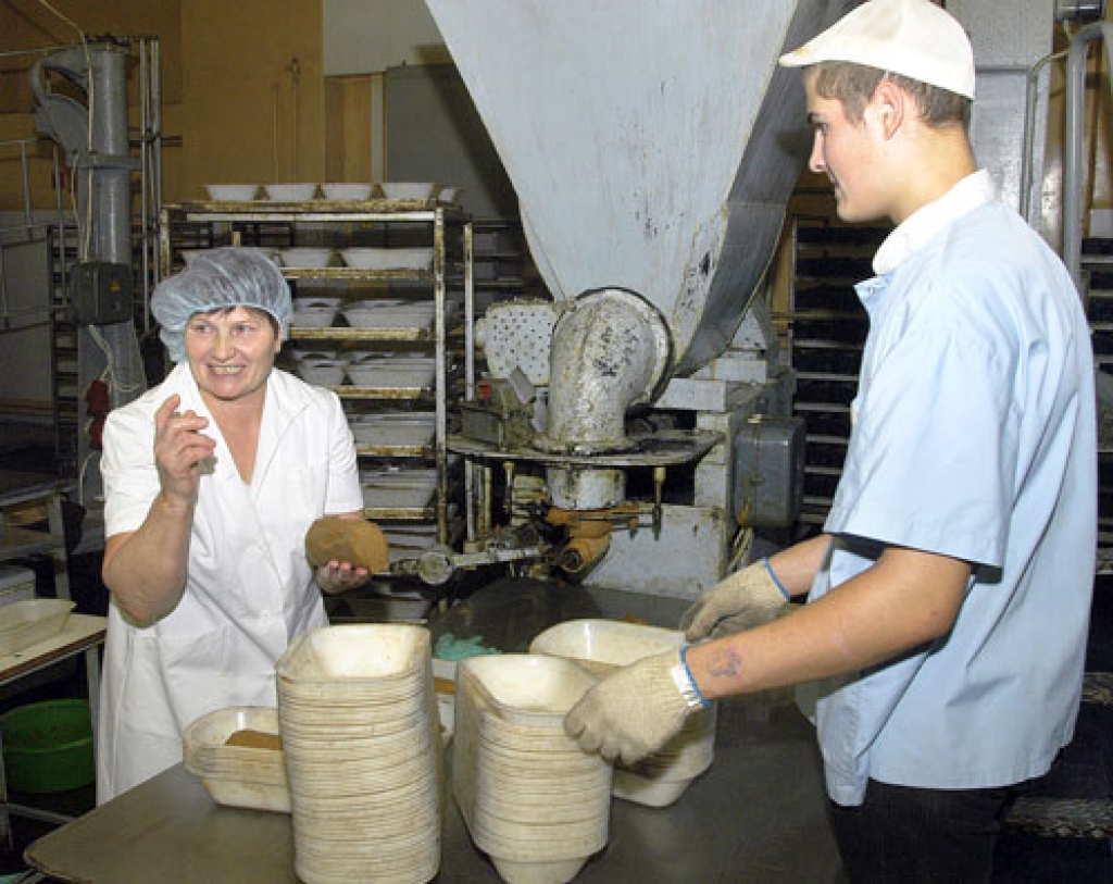 Olga Kabaļina maizi cep kopš 1968. gada, bet Artūrs Špungins nule kā nostrādājis pirmo mēnesi SIA «Bauskas klēts».
Autors: Ivars Bogdanovs