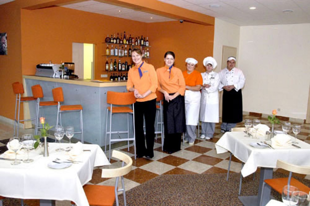Restorāna pārzine Inga Dambe (pirmā no kreisās), viesmīle Diāna Ļapsenkova, pavāra palīdze Rita Silineviča, šefpavāre Tatjana Pečūgina un pavārs Jānis Krūmiņš teica, ka viss jau labu laiku ir plānots, domāts un mēģināts, taču, kā būs reāli, to rādīs pirmdiena.
Autors: Ivars Bogdanovs