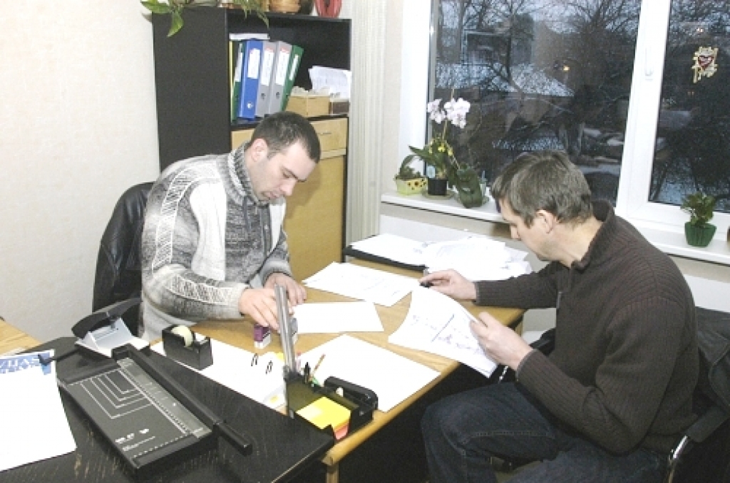 Iecavnieki Vladimirs Kohanoviš (no kreisās) un Andis Avots sagatavojuši iedzīvotāju savākto parakstu lapu kopijas. Dokumenti  nosūtīti Satiksmes un Vides ministrijai, kā arī Vides ministrijas Vides pārraudzības valsts birojam.
Autors: Ivars Bogdanovs