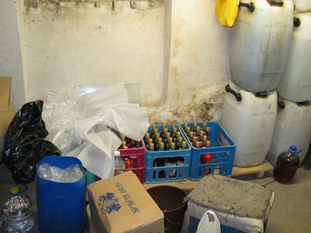 Upes ielā Bauskā apmēram gadu darbojās teju īsta šņabja rūpnīca. Tajā izgatavoto dziru pildīja pudelēs, uz kuru etiķetēm bija rakstīts: degvīns 