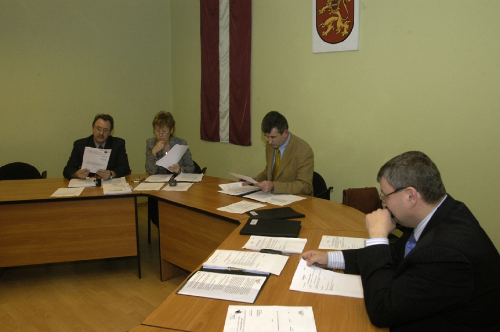 Domes priekšsēdētājas vietnieks Māris Freimanis (no labās) sākotnēji bija paredzēts kā svētku rīcības komitejas priekšsēdētājs. Deputāts Jānis Teikmanis uzsvēra, ka svētki ir nozīmīgi un visur pieņemts, ka to organizēšanu vada Domes priekšsēdētājs. Šis iebildums tika pieņemts un Domē par 400 gadu jubilejas organizēšanas rīcības komitejas priekšsēdētāju iecelta Ārija Gaile.
Autors: Ivars Bogdanovs