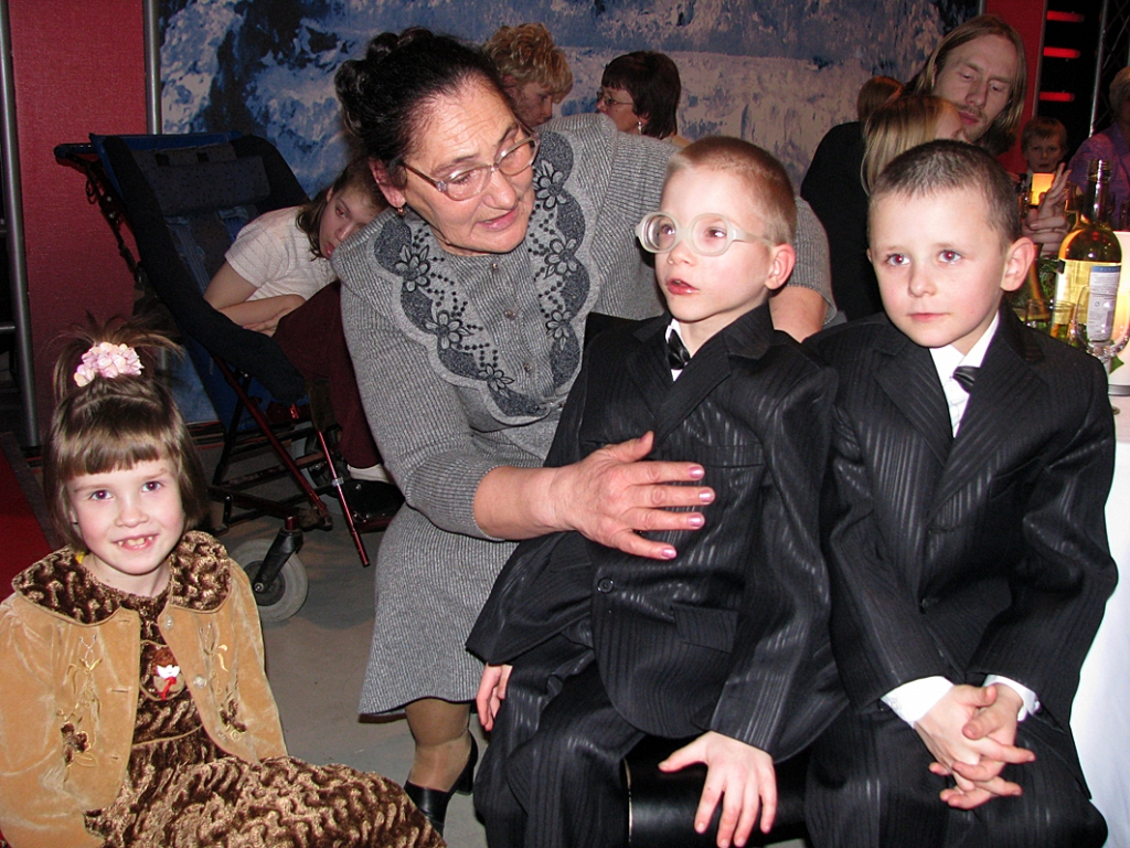  Biruta Stepiņa ar saviem audžubērniem –  Ingu, Dimu un Ivo.
Autors: Vilnis Auzāns