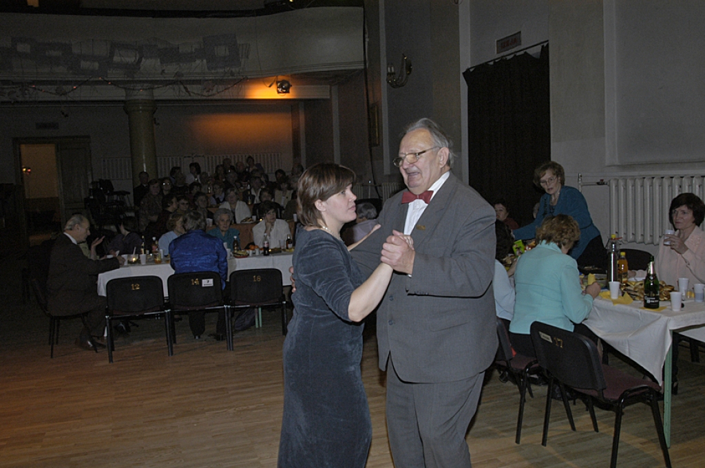 Kora «Sarma» dziedātājs Roberts Ločs uzlūdzis uz deju diriģenti Dainu Ārmani.
Autors: Ivars Bogdanovs