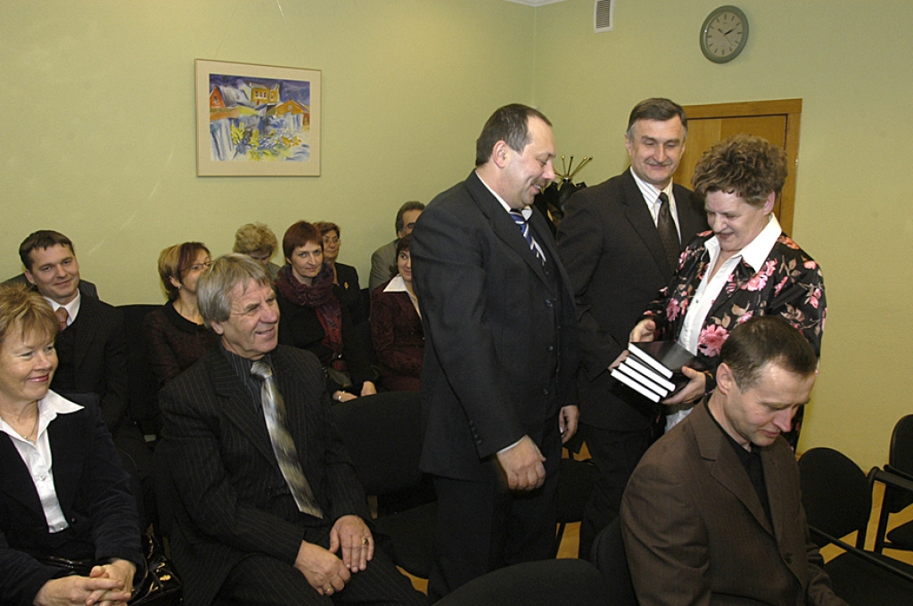 Bauskas Domes priekšsēdētāja Ārija Gaile pasniedz nākamā gada labo darbu kalendārus sabiedrības «Bauskas klēts» vadībai Rolandam Vinogradovam ( no kreisās) un Viktoram Skrebelim.
Autors: Ivars Bogdanovs