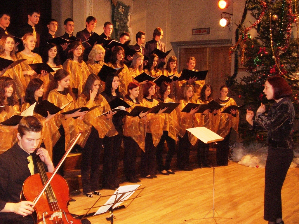 Bauskas 1. vidusskolas koris kļuvis daudzskaitlīgs un skanīgs. Priekšplānā čellists Mārtiņš Jātnieks un diriģente Mārīte Jonkus
Autors: Inga Muižniece