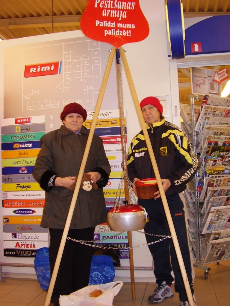 Marija Bobele (no kreisās) un Zenta Krinberga šogad priecājas par bērnu spēju ziedot. 
Autors: Uldus Varnevičs