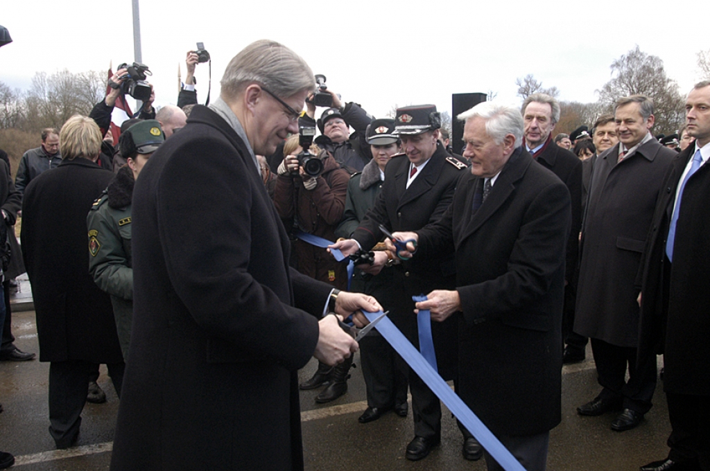 Pārgriežot lenti, V. Zatlers un V. Adamkus simboliski apliecina, ka abu valstu starpā vairs nepastāv robežas.
Autors: Ivars Bogdanovs