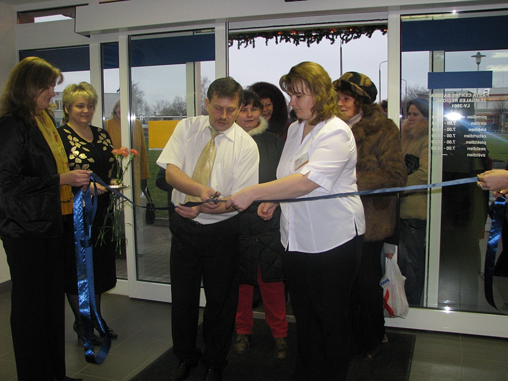 Pasta centru «Bauska» atklāj Zemgales reģiona pārvaldnieks Juris Stepančenko un centra vadītāja Antra Tīrumniece.
Autors: Vilnis Auzāns