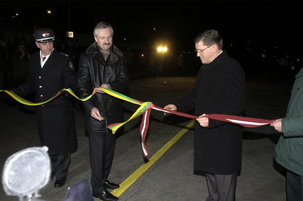 Latvijas Republikas iekšlietu ministrs Mareks Segliņš un viņa Lietuvas kolēģis Reģimants Čupaila atsien simboliskās abu valstu karogu krāsās veidotās lentes, tādējādi apliecinot, ka robežas ir atvērtas.
Autors: Ivars Bogdanovs