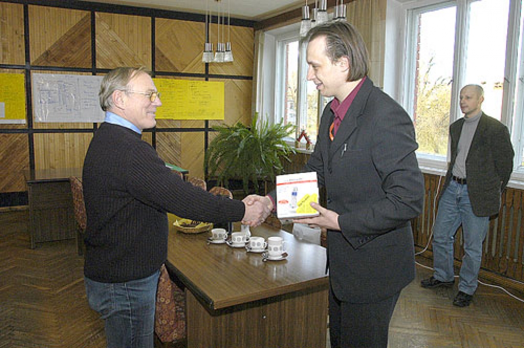 AS «Misas kūdras» valdes loceklis Andris Ieviņš (no kreisās) saņem SIA «Lattelecom» sabiedrisko attiecību projektu vadītāja Denisa Kolosova (centrā) pasniegto bezvadu tālruņa aparātu. Zemgales pakalpojumu nodrošināšanas nodaļas vadītājs Uģis Saukums (no labās) 20. decembrī veica pēdējo pārslēgumu no analogās telefonu līnijas. 
Autors: Juris Iļņickis