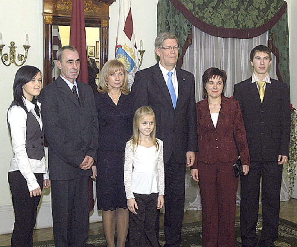 Šī fotogrāfija būs baušķenieku Oļehnoviču ģimenes relikvija. 19. decembrī Rīgas pilī – Jānis Olehnovičs (no labās), Sarmīte Oļehnoviča, Valsts prezidents Valdis Zatlers, Lilita Zatlere, Aiga Semičenkova, Andrejs Oļehnovičs, Egija Semičenkova.
Autors: Ivars Bogdanovs