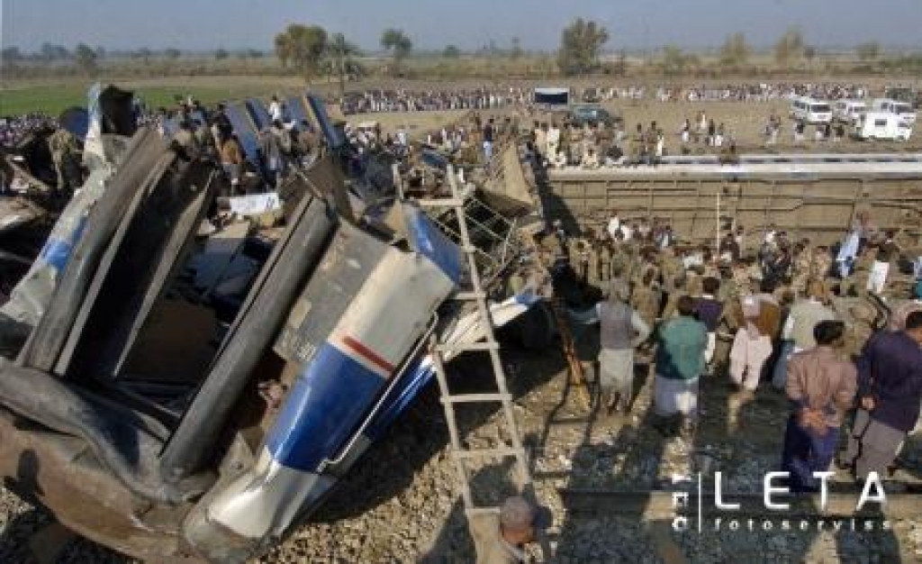 Pakistānas karavīri un glābēji strādā vilciena avārijas vietā, kur dzīvības zaudējuši vismaz 58 cilvēki.
Autors: AFP/LETA