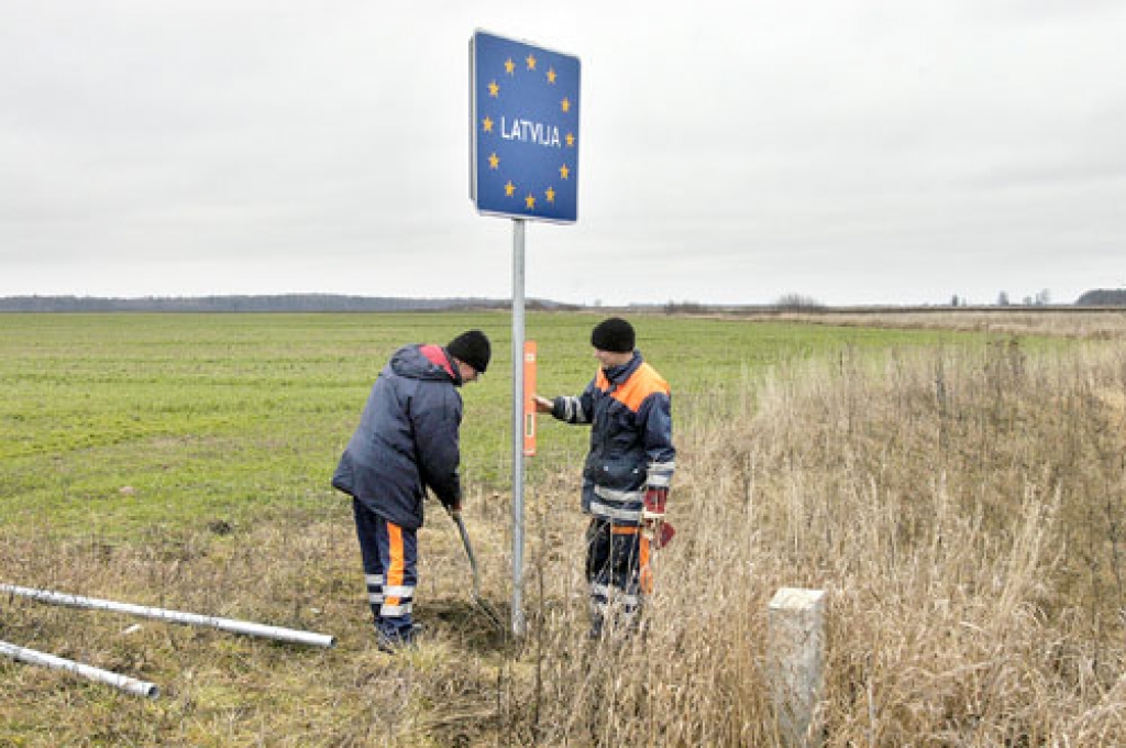Va/s «Latvijas autoceļu uzturētājs» Bauskas ceļu rajona strādnieki pie robežas Lībiešos uzstāda informatīvo zīmi. 
Autors: Ivars Bogdanovs