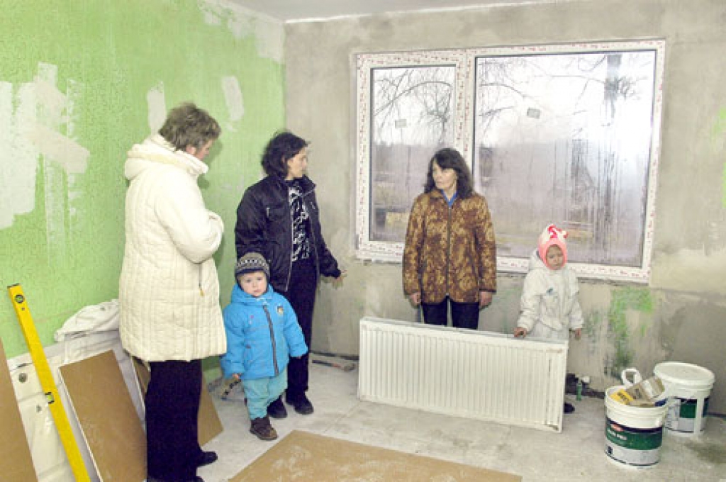 Jaunajā mājoklī Roberts un Lienīte grasās spēlēt paslēpes – tāds plašums. Iveta Pustenko, vecmāmiņa Austra Lapa un Vecumnieku sociālā darbiniece Olga Černišova atzīst, ka notikušo ir grūti aptvert un pieņemt par īstenību. 
Autors: Ivars Bogdanovs