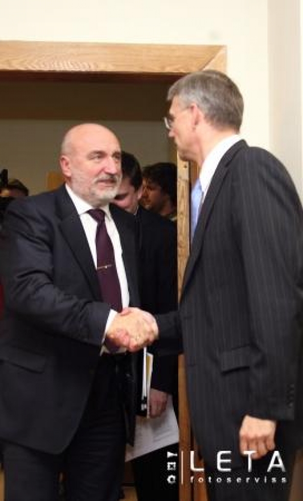 Valsts prezidenta nominētais premjera amata kandidāts Ivars Godmanis (no kreisās) sarokojas ar partijas 