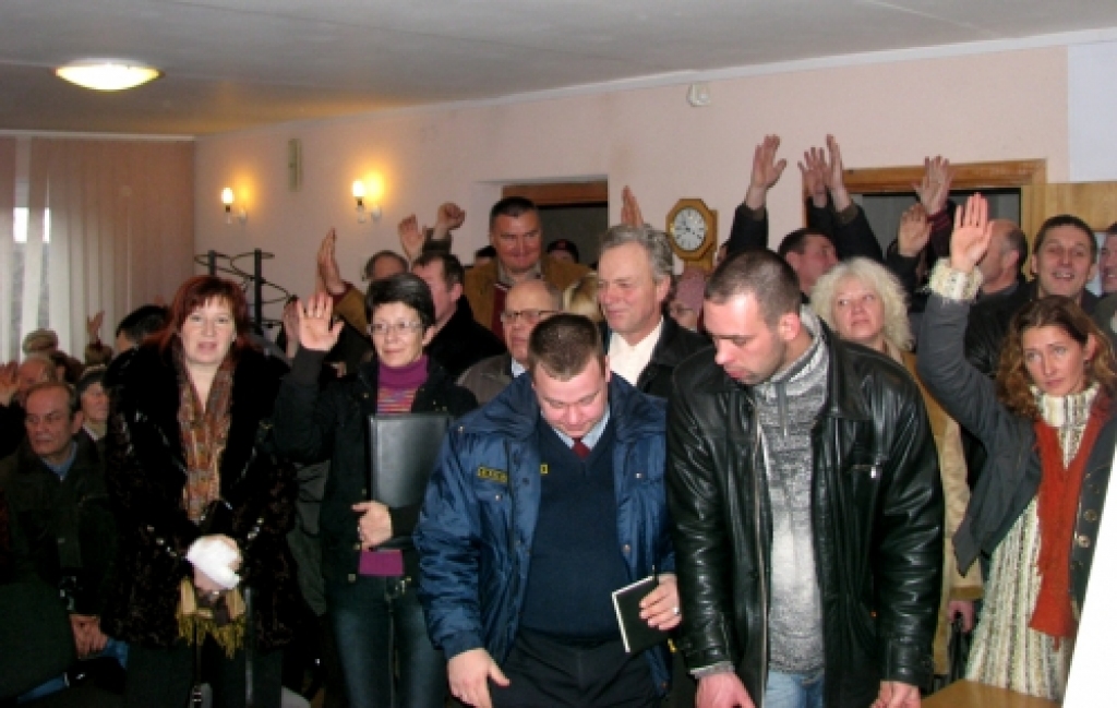 Iecavnieki sabiedriskās apspriešanas laikā, iepazīstoties ar jaunās maģistrāles izvietojuma trim variantiem, nolēma, ka viņus neapmierina neviens. Tagad tiek vākti paraksti ceturtā varianta izstrādei. 
Autors: No arhīva.