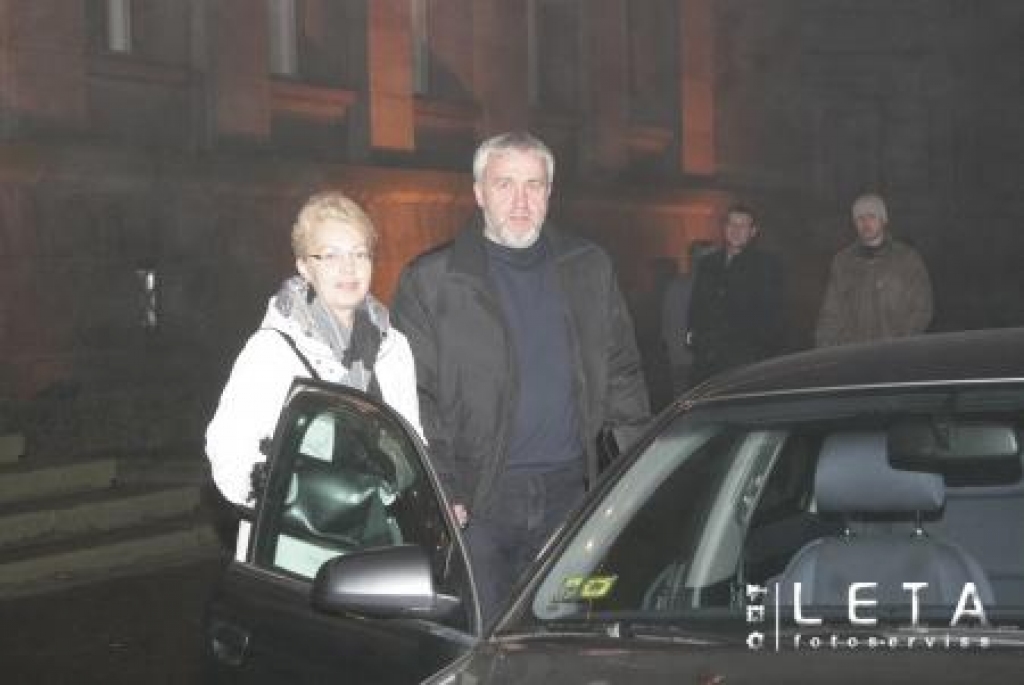 Andris Šķēle un Kristiāna Lībane-Šķēle iznākot no Ministru kabineta ēkas pēc Tautas partijas valdes sēdes, kurā tika lemts par partijas prioritātēm jaunajā valdībā.
Autors: LETA