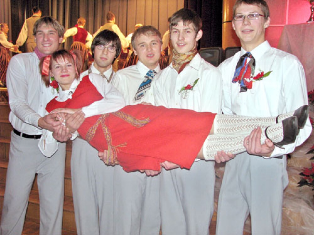 Bārbeles jauniešu deju kopai kādā priekšnesumā bija oriģināls sastāvs – pieci puiši un viena meitene. No kreisās – Oskars Dievaitis, Kristaps Kļaviņš, Renārs Manuilovs, Jānis Seglickis, Lauris Mediņš un Dita Mediņa.
Autors: Juris Iļņickis