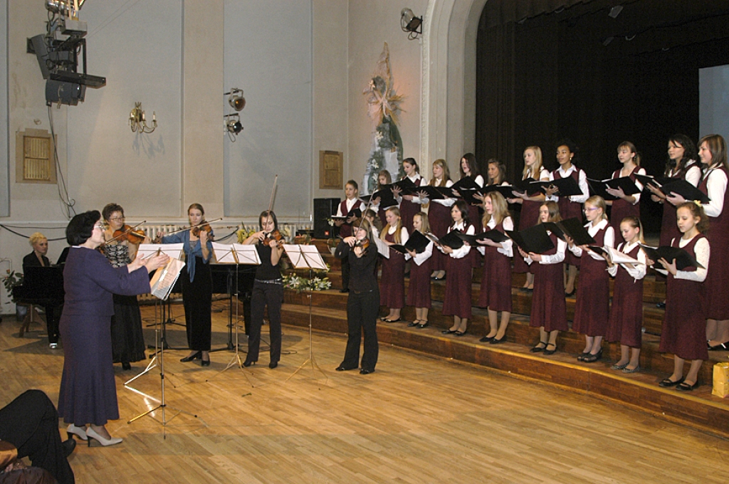 Mūzikas skolas jubilejas pasākumu noslēdza lieliskais koris. Pedagoģes Ingrīdas Kalniņas rokas vadīts, kopā ar stīgu instrumentu ansambli, dziedātājas atskaņoja E. Elgara saviļņojošo kompozīciju «The snow». 
Autors: Ivars Bogdanovs