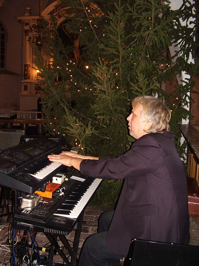 Bauskas luterāņu dievnamā 15. decembra pievakarē izskanēja komponista Jāņa Valtera un viņa draugu, dažādās grupās iesaistītu mūziķu, sagatavotais Ziemsvētku noskaņu kompozīcija «Es skaistu rozīt'zinu». 
Autors: Inga Muižniece